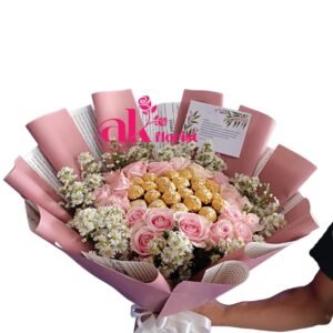 “Pesan hand bouquet Ferrero elegan di Garut. Kombinasi bunga segar & cokelat Ferrero Rocher premium untuk hadiah romantis dan mewah. Tersedia di AK Florist Garut