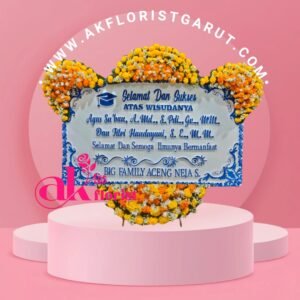 Karangan Bunga Wisuda Garut menggunakan bunga segar premium dengan desain elegan untuk hadiah kelulusan dari AK Florist Garut